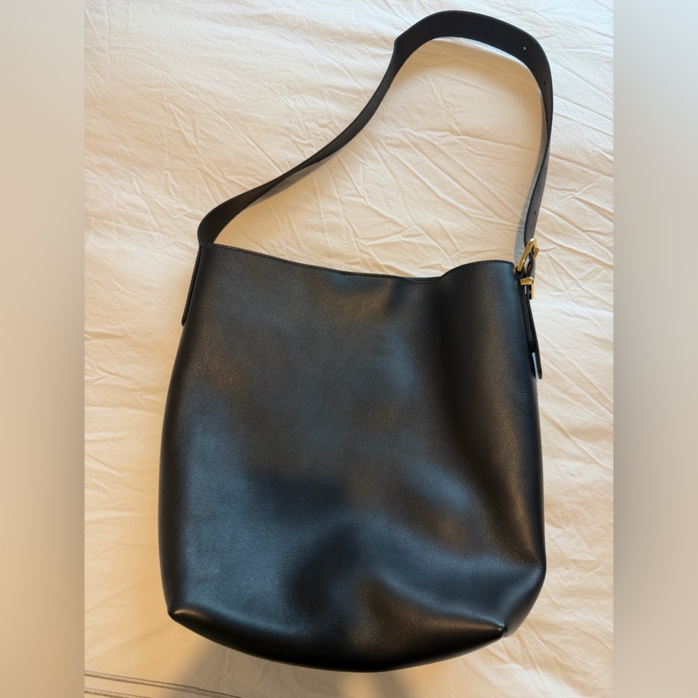 Madewell Essential Bucket Bag black leather excellent condition only used twice